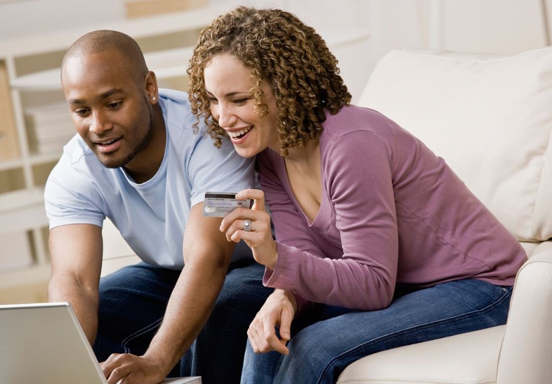couple with laptop online shopping