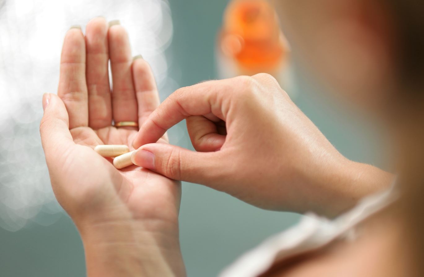 woman_capsules_hands