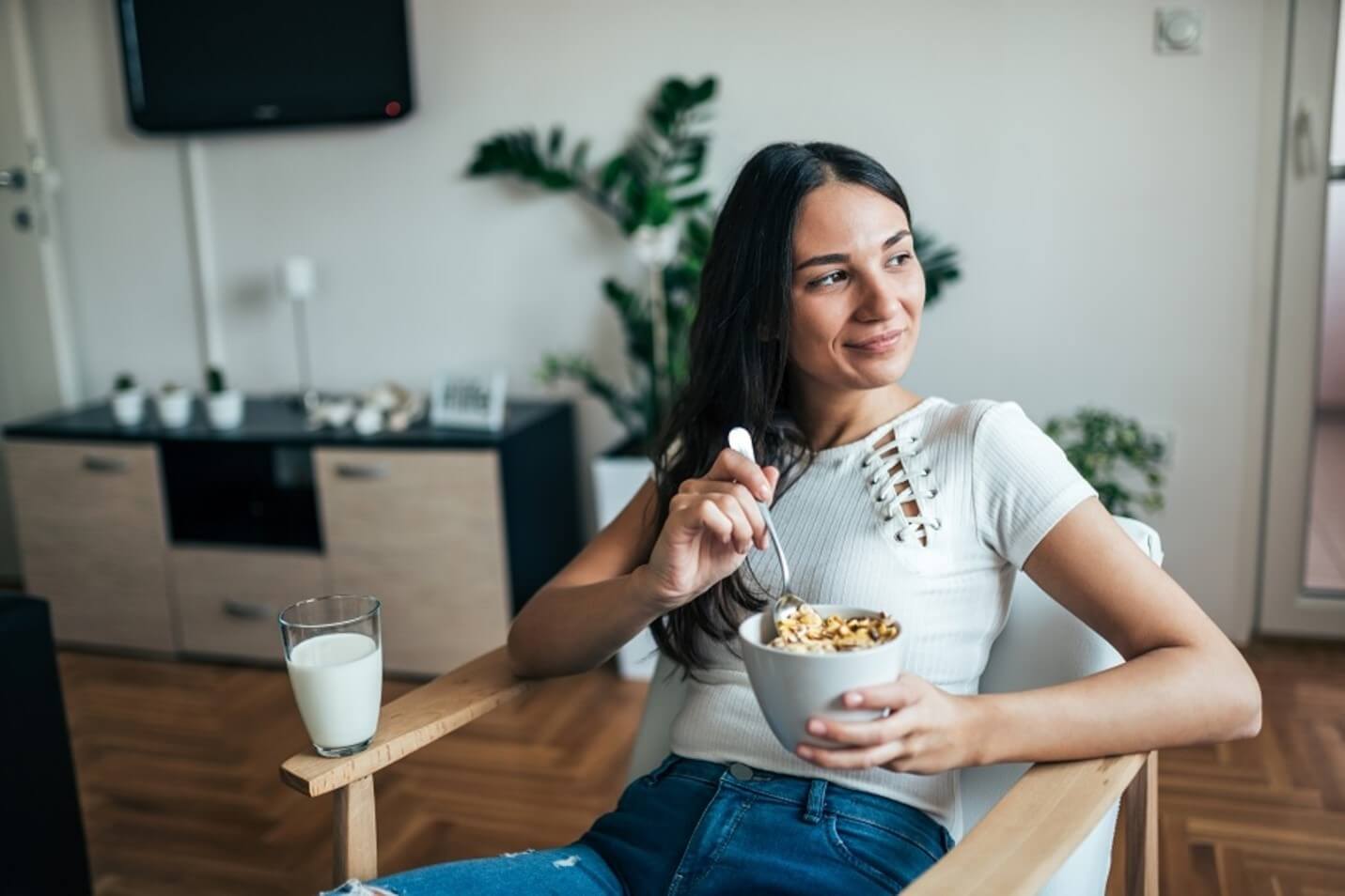 woman eating cereal