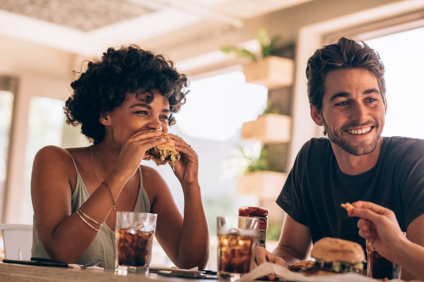 couple eating burgers