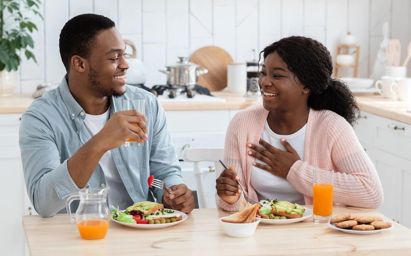 couple eating bakery