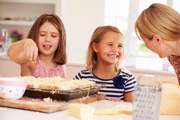 kids making pizza