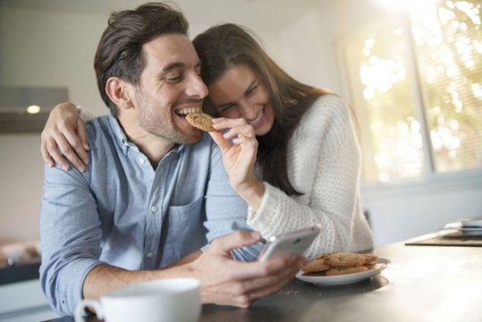 couple eating snacks