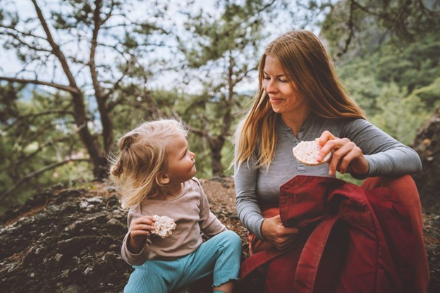 mom and child eating snack