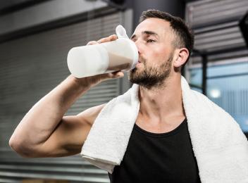 Man_DrinkingProteinShaker