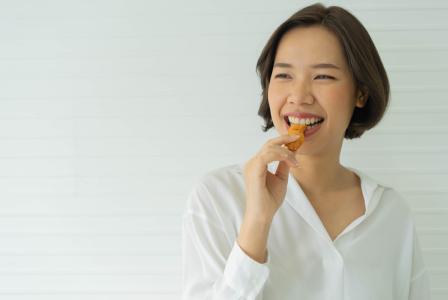 woman eating cookier