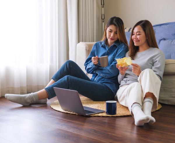 two women eating snacks