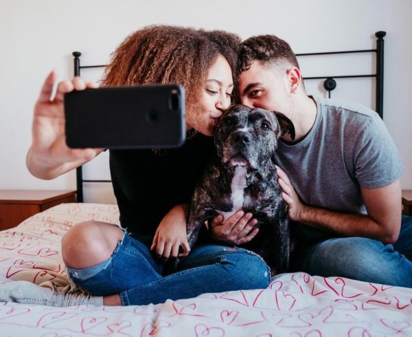 couple kissing dog