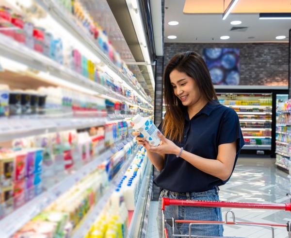 woman grocery shoping