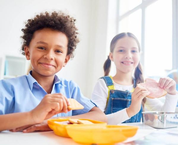 two kids eating snacks