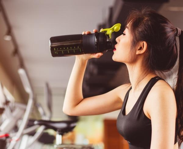 woman in gym drinking protein drink Sports Nutrition A Look at 2020 Chinese Consumer Trends